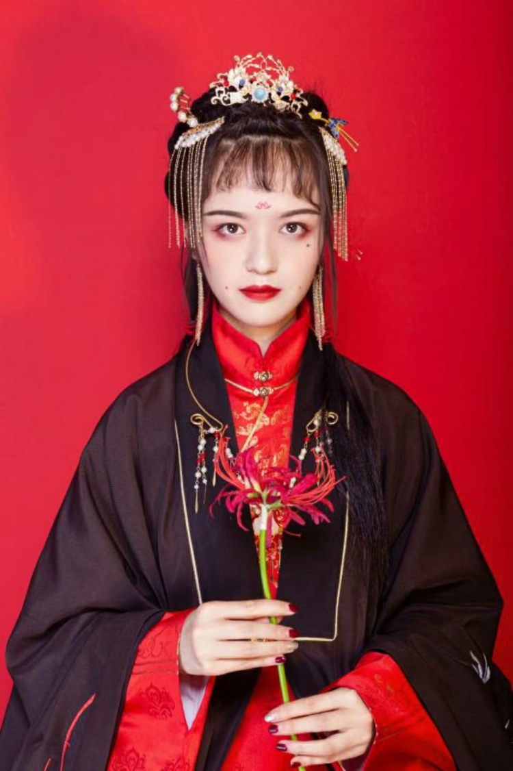 重清-甘肃省·天水市·秦安县-抖音,快手,微博,知乎,B站-喜欢小众文化,已经入坑四年汉服和jk制服。身高168,体重47。可以寄拍,开箱测评种草(尤其是汉服和JK制服,洛丽塔也可以),短视频,衣服局部模特等。
拍照偏暗黑风。主要是想挑战一下自己。