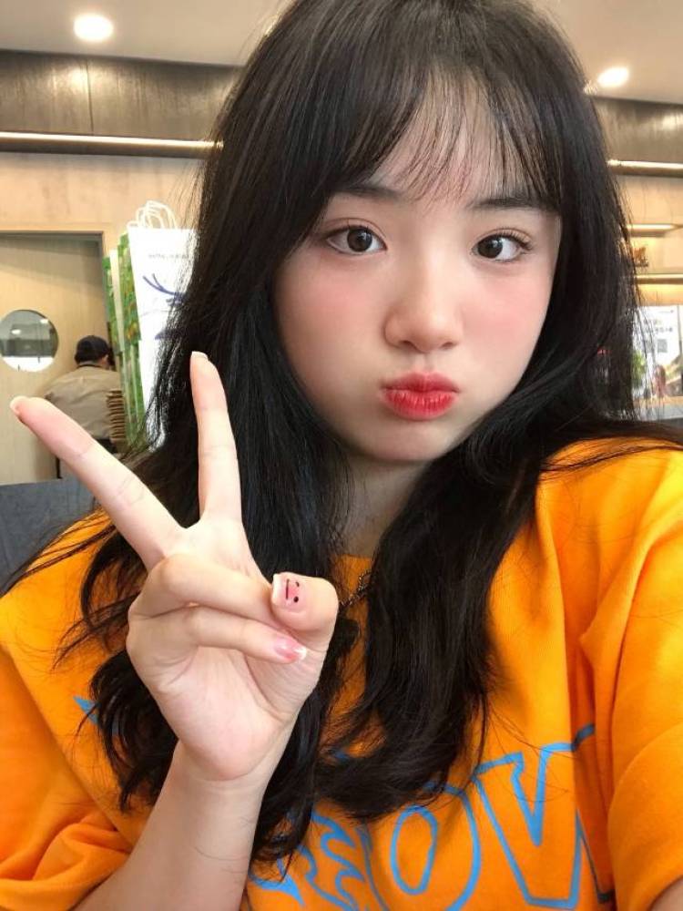 晚晚-江西省·上饶市·婺源县-抖音-160cm,80g,买家秀,有爵士舞基础,抖音创作舞蹈视频,经常探店打卡,下图是我打卡瑞幸自拍
