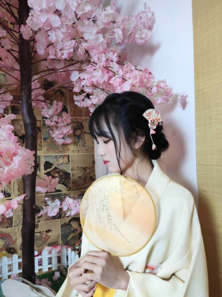 晚晚-江西省·上饶市·婺源县-抖音-160cm,80g,买家秀,下图是我的一组和服照片,会发抖音作品,且本人有爵士舞基础