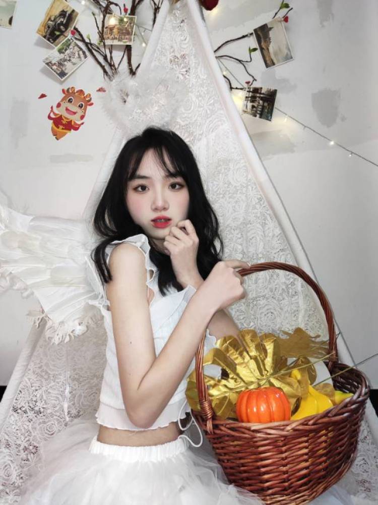 晚晚-江西省·上饶市·婺源县-抖音-160cm,80g,买家秀,有爵士舞基础,抖音创作舞蹈视频,经常探店打卡,下图是我的一组自拍馆自拍