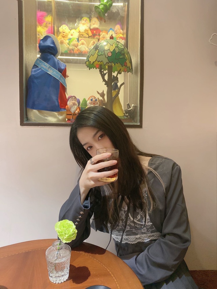 Quinn🦋-广东省·广州市·番禺区-抖音-探店打卡滴滴,以下图片为之前去过这里的网红咖啡店例子。超熟悉手机p图,出图快,照片有质感(因为都是原相机拍再p,所以很有质感不会磨皮磨到五官“融化”)