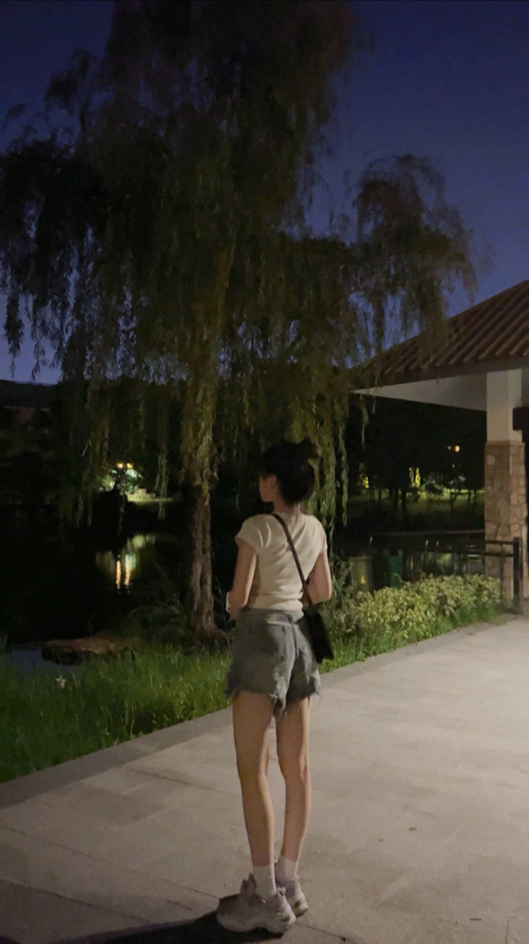不可爱的萌-江苏省·南通市·崇川区-抖音-身高158，体重82斤，可接寄拍，室外拍摄居多。
某音粉丝300+。