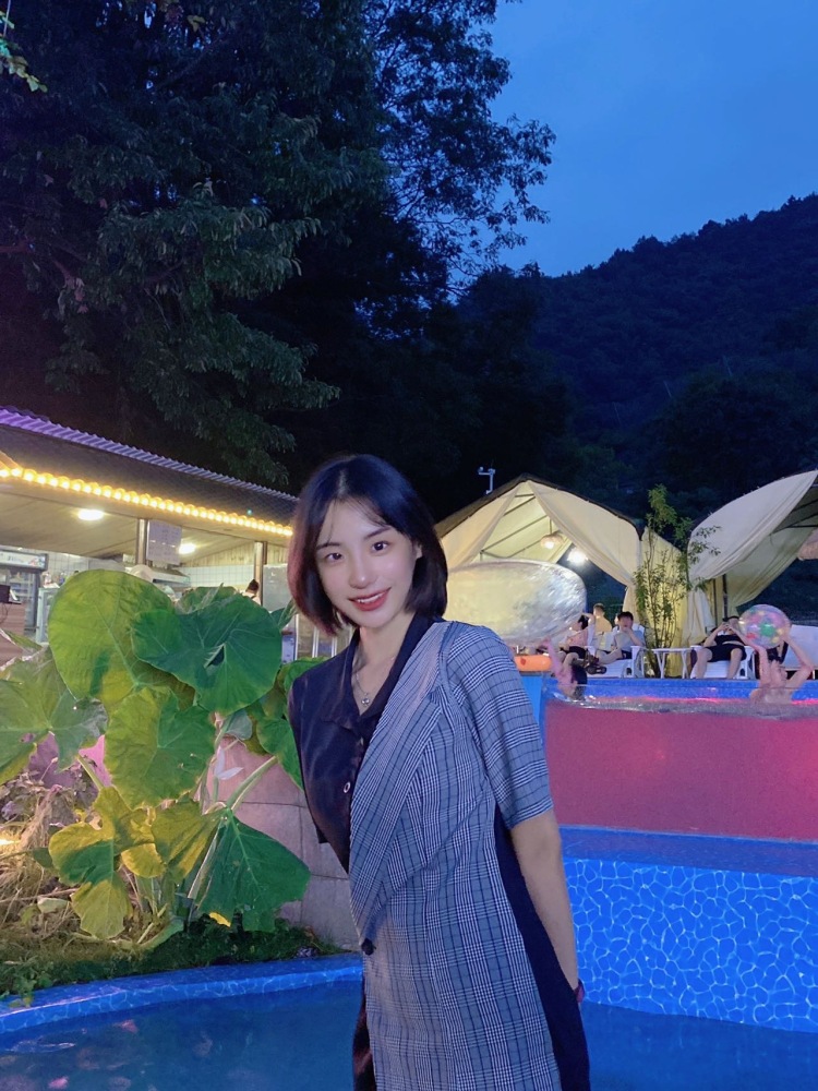 🍼-贵州省·贵阳市·南明区--大家好!
希望接平面模特,约拍寄拍都可以。会拍照会修图。本人156,体重43㎏。希望各位商家多留意
