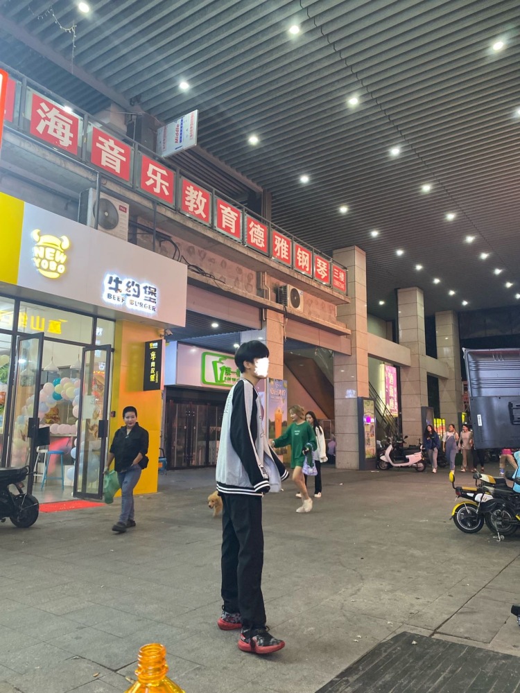Min.-安徽省·宿州市·埇桥区-抖音-高三学生,身高180cm,体重60kg,勤奋努力上进,接寄拍和送拍,赚钱零花钱,拜托有需要的请联系我,vx:Xik-05988
