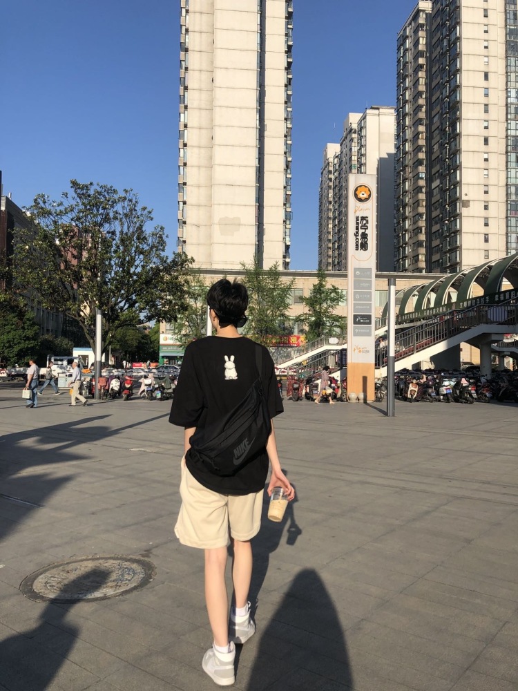 太宰-湖北省·襄阳市·樊城区--接寄拍 本人身高174 体重90 会剪辑视频 可以驾驭各种风格 可接各种寄拍单 线上