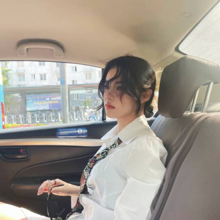 密涅瓦🦉-浙江省·宁波市·海曙区--设计生审美在线 擅长暗黑|潮牌|轻奢|小众设计款等风格 自身妆造能力强p图高手