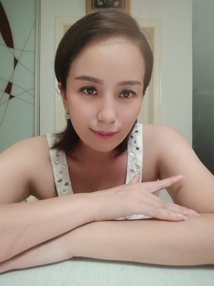 上海_海丽-上海市·上海市·静安区--十年电商女装经验,喜欢穿搭,时尚,审美力强,选品强,可以直播带货,喜欢有品位品质的好物分享!感谢,做事认真,懂运营,销售,直播,话术