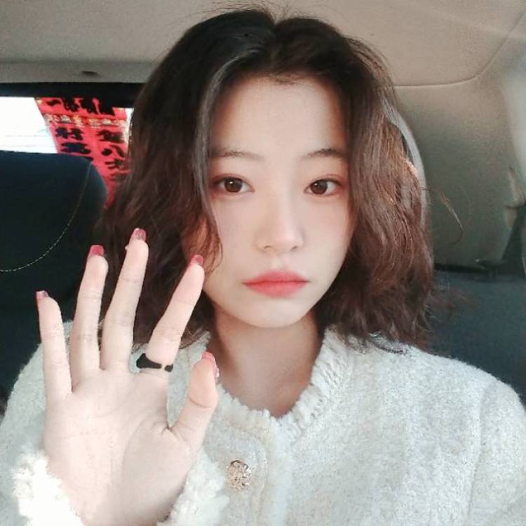 从来不熬夜-辽宁省·鞍山市·海城市--做过寄拍模特   有丰富的寄拍经验
塑造性也强，就是看着比较平常。但是就是各种都可以驾驭比如有的可以性感妩媚，也可以高冷大气