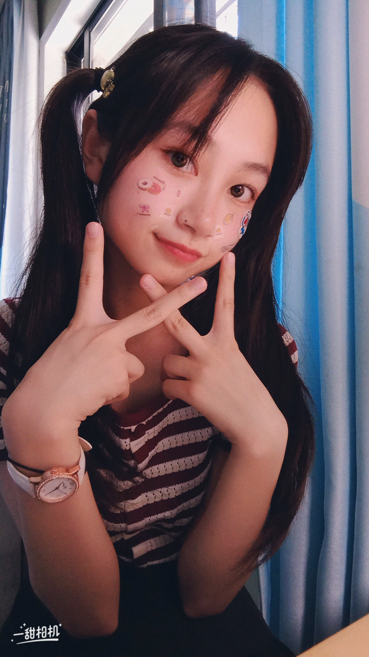 小脑袋乱糟糟a-浙江省·宁波市·海曙区-抖音-我擅长拍照，会搭配，会跳舞画画弹琴，励志做一个氛围感少女！服装的任何风格都可以驾驭，身材比例好