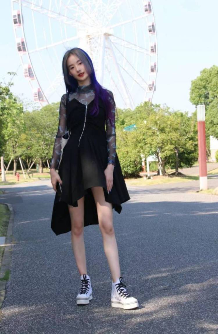 渞-上海市·上海市·闵行区-抖音 微博-本人为兼职服装模特，人像模特，接寄拍约拍，有寄拍经验，服装设计专业，会穿搭，擅长舞蹈，抖音粉丝1750，会剪辑视频