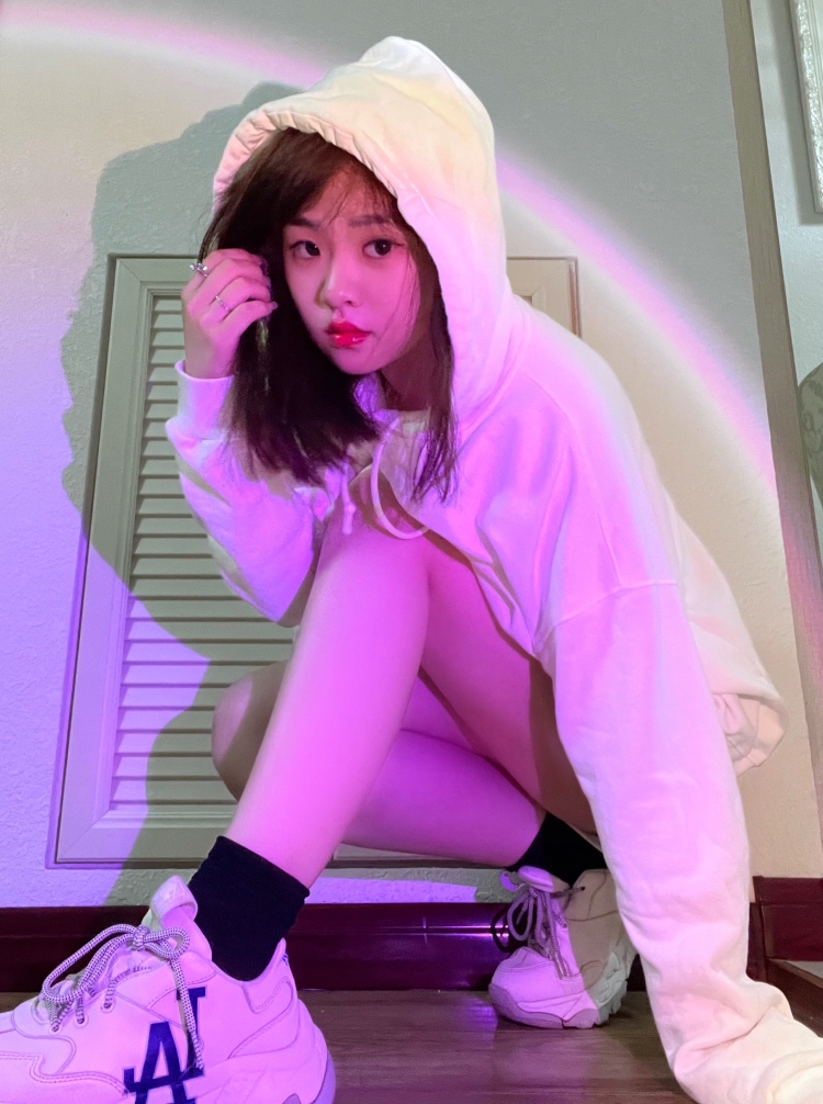婷婷子.-吉林省·白山市·浑江区--我是一名准大一学生.特长:唱歌,跳舞
抖音.快手.某红薯都有玩 也都有点粉丝量
接单服务范围,如:买家秀、种草带货.私域
•APPI小程序|游戏1网站测评推广、店铺代
播-短视频vlog创作、开箱测评