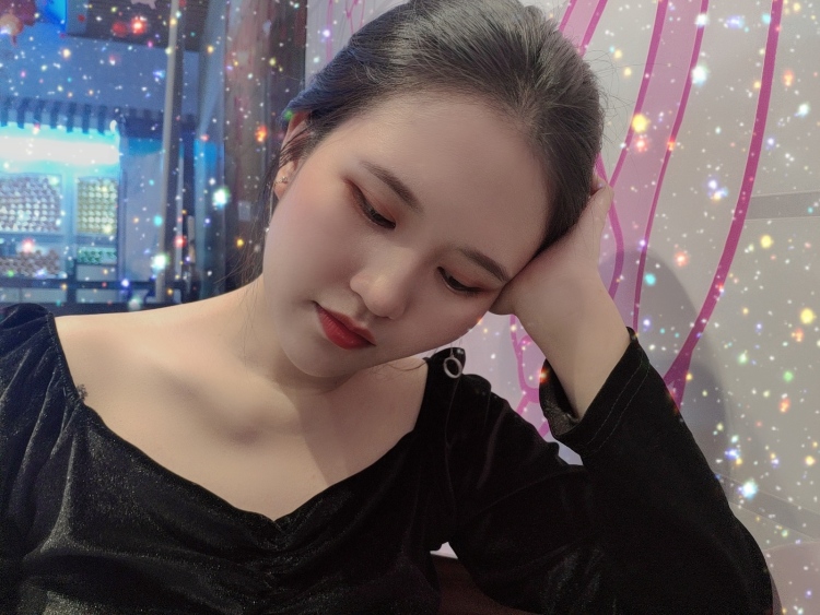 喵喵-广东省·深圳市·福田区--会ps,会修图,会拍照,会搭配,想接寄拍,身高158,体重90斤,长的如花似玉,哈哈哈…