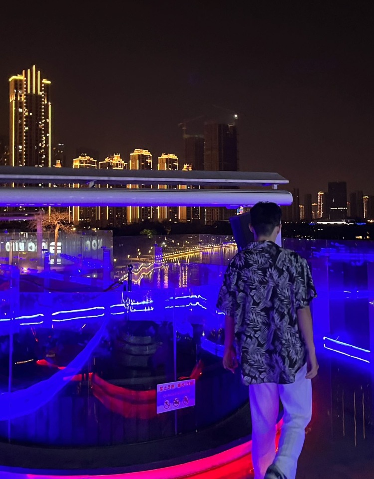 多肉-福建省·泉州市·石狮市-抖音、某红薯、得物-男，20岁，身高180，体重138，有肌肉，衣服架子大部分衣服都撑的起来，想做寄拍模特，拼多多、淘宝，探店打卡，风格随意切换，（衣服、鞋子、墨镜、包、帽子、饰品都可）