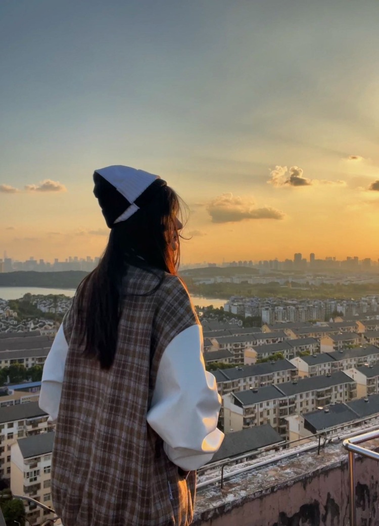 小逸-湖北省·武汉市·洪山区-抖音 快手-抖音1000粉 有拍照修图能力 可拍买家秀 详情页 有寄拍经验 可接各种服装 衣帽 鞋子 饰品等 不接色情暴露的 无公主病 性格好沟通交流 可以长期合作