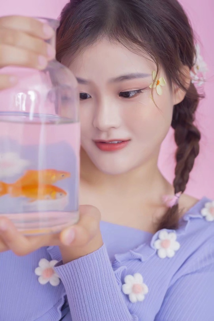 Blueming🍬-湖南省·长沙市·望城区--身高162厘米,喜欢拿快递,喜欢拍照,p图也快,希望大家能看到我。