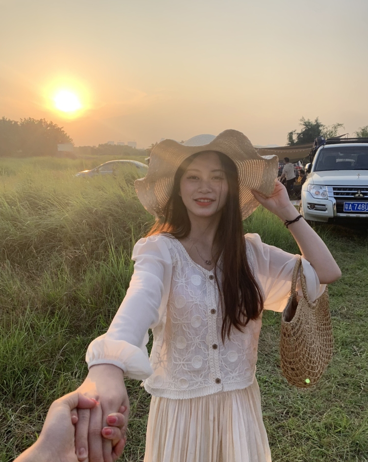 晓莉-广东省·佛山市·顺德区-抖音-我的职业是幼师，兴趣爱好是弹钢琴，我的特长是化妆、剪视频、P图。接单服务范围：卖家秀、种草带货、直播带货等等都可以，个人比较喜欢平面模特。