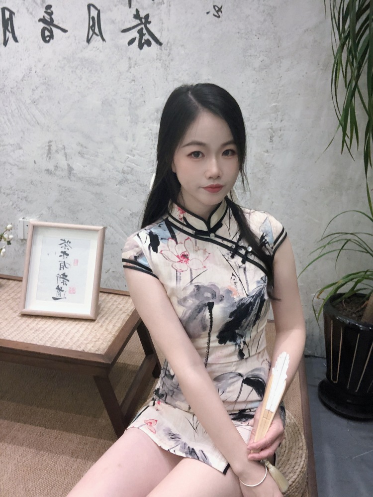 YUYU-福建省·龙岩市·新罗区--拍照📷OK哦
会修图
天生衣架子可以驾驭很多类型衣服👔
可约拍、接寄拍
💰30~100
