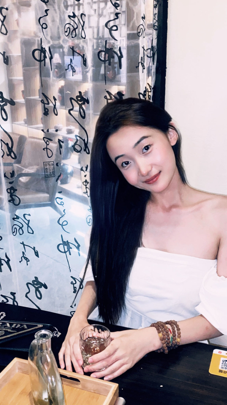 YiyiCuixin艺-山西省·忻州市·忻府区-抖音-擅长剪辑 表演专业本科生 懂自媒体 了解美妆
了解健身饮食 擅长拍视频等等等等