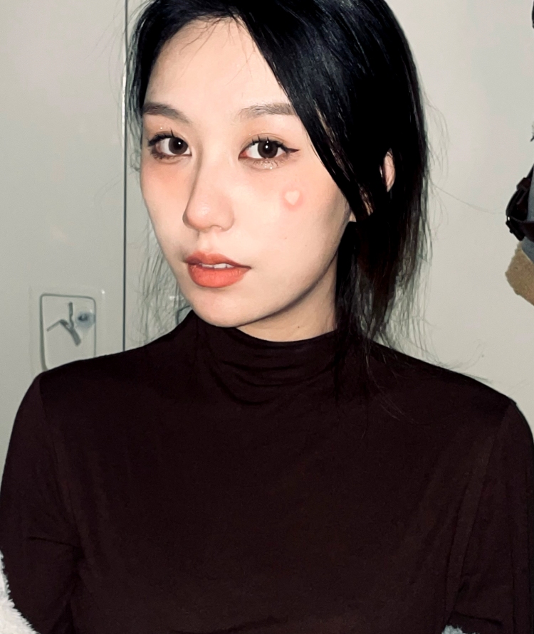 Yovr💕-山东省·济南市·天桥区--165 102 多种风格皆可驾驭。有耳洞,可拍饰品、服饰、美瞳。时间充足,出单快,质量高!