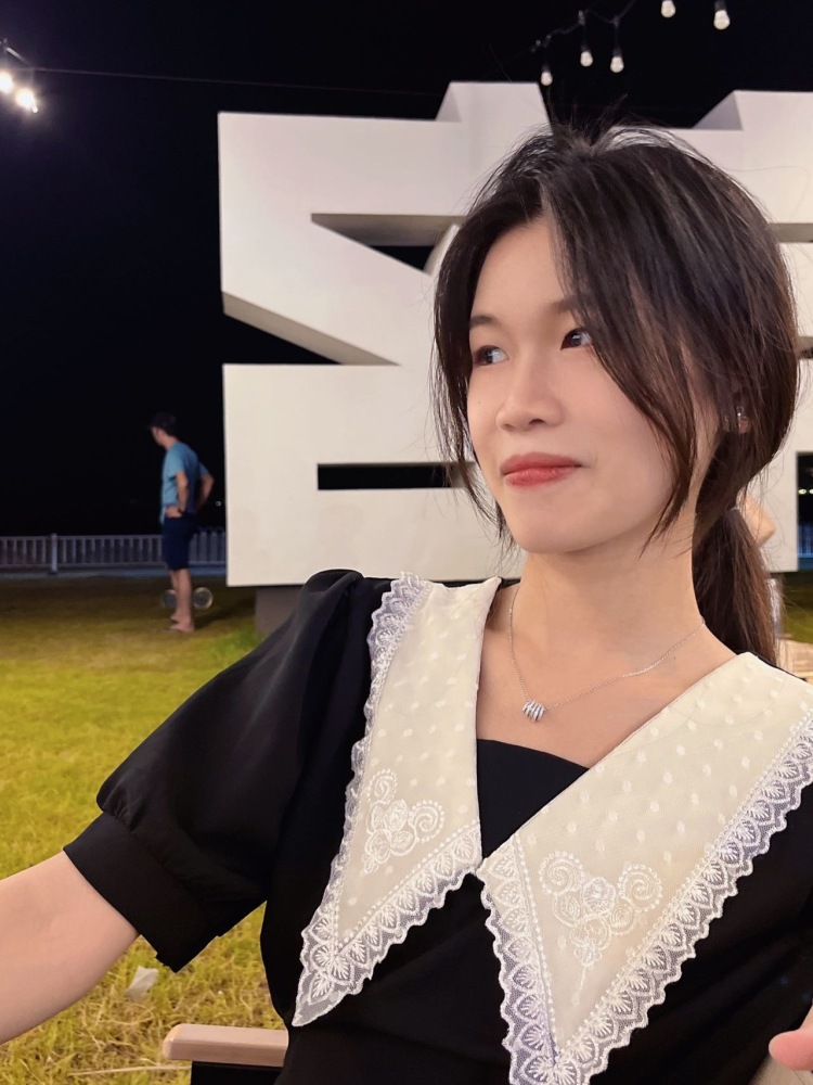 Tina-广东省·佛山市·顺德区--喜欢拍照，身高160 体重42kg ，接寄拍，服装、首饰、包包都🉑️