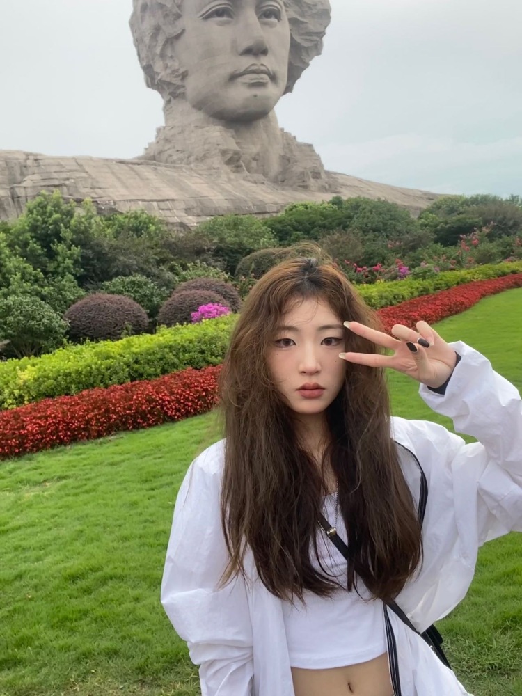 凹凹💫-江苏省·南通市·通州区--比较擅长美术 摄影 可以接寄拍 接抖音测评 可以接衣服 鞋子 化妆品 之类的寄拍 本人160cm 46公斤 身材一般般