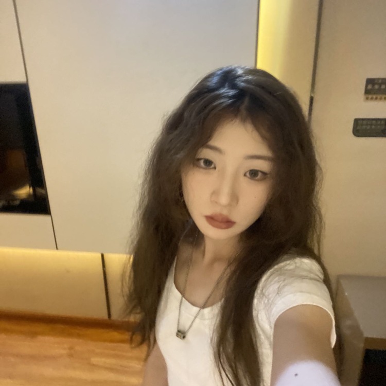 凹凹💫-江苏省·南通市·通州区--比较擅长美术 摄影 可以接寄拍 接抖音测评 可以接衣服 鞋子 化妆品 之类的寄拍 本人160cm 46公斤 身材一般般
