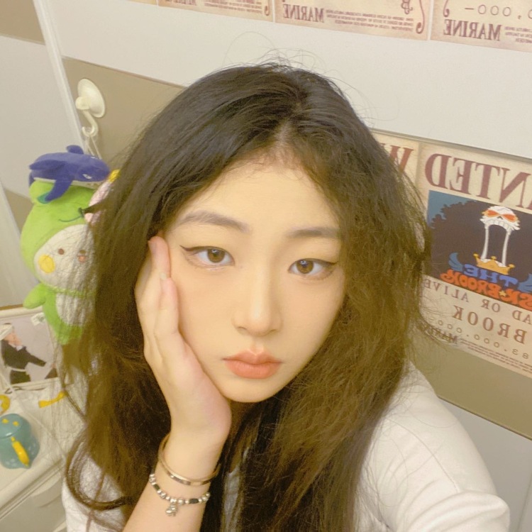 凹凹💫-江苏省·南通市·通州区--比较擅长美术 摄影 可以接寄拍 接抖音测评 可以接衣服 鞋子 化妆品 之类的寄拍 本人160cm 46公斤 身材一般般