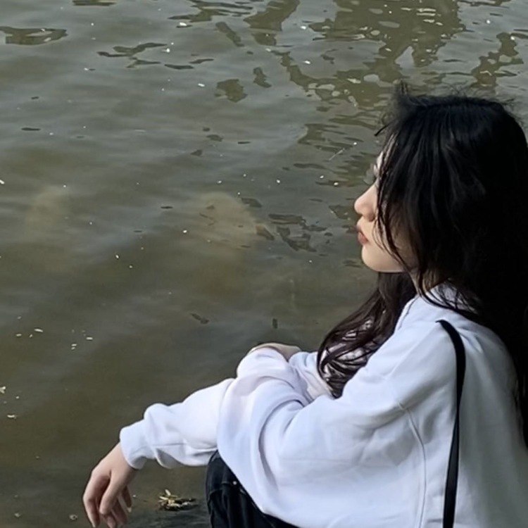 凹凹💫-江苏省·南通市·通州区--比较擅长美术 摄影 可以接寄拍 接抖音测评 可以接衣服 鞋子 化妆品 之类的寄拍 本人160cm 46公斤 身材一般般
