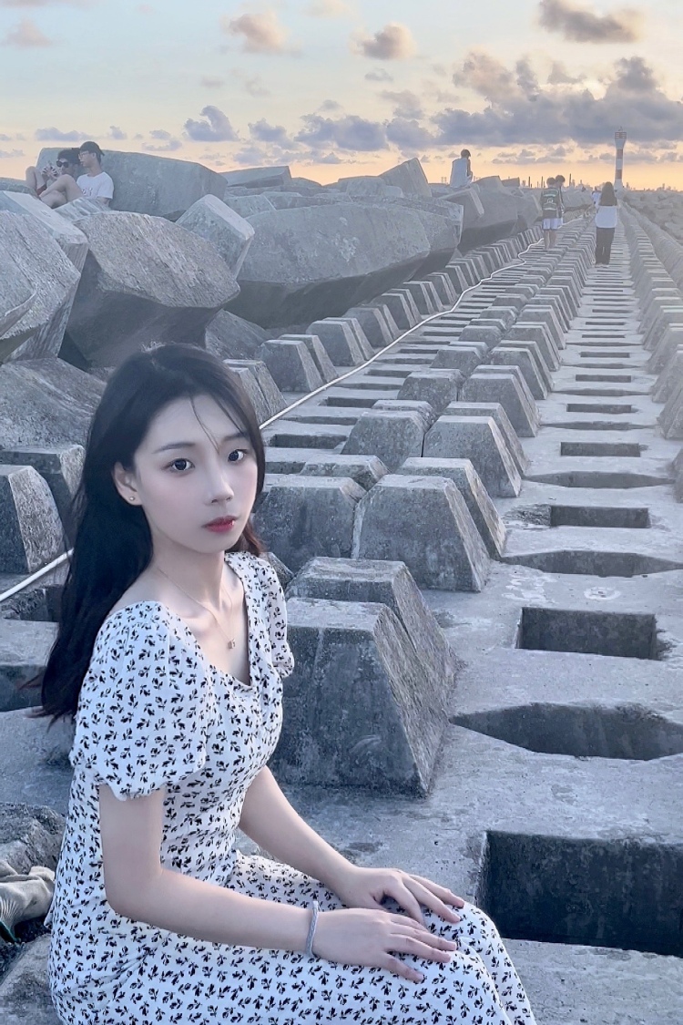 六一-广东省·揭阳市·惠来县-抖音，微博和某红薯-我喜欢唱歌跳舞弹钢琴摄影探店～喜欢拍照，会修图，出图快～
身高160体重86
可盐可甜  可以驾驭各种风格～