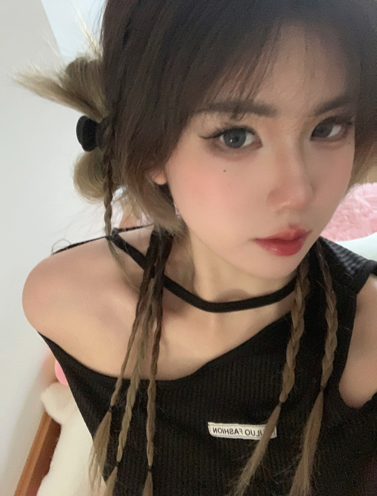 月色-浙江省·杭州市·钱塘区--适应各种风格 会拍照会修图有网感 有一定拍摄经验 接寄拍 美妆/美瞳/服装/配饰 都可