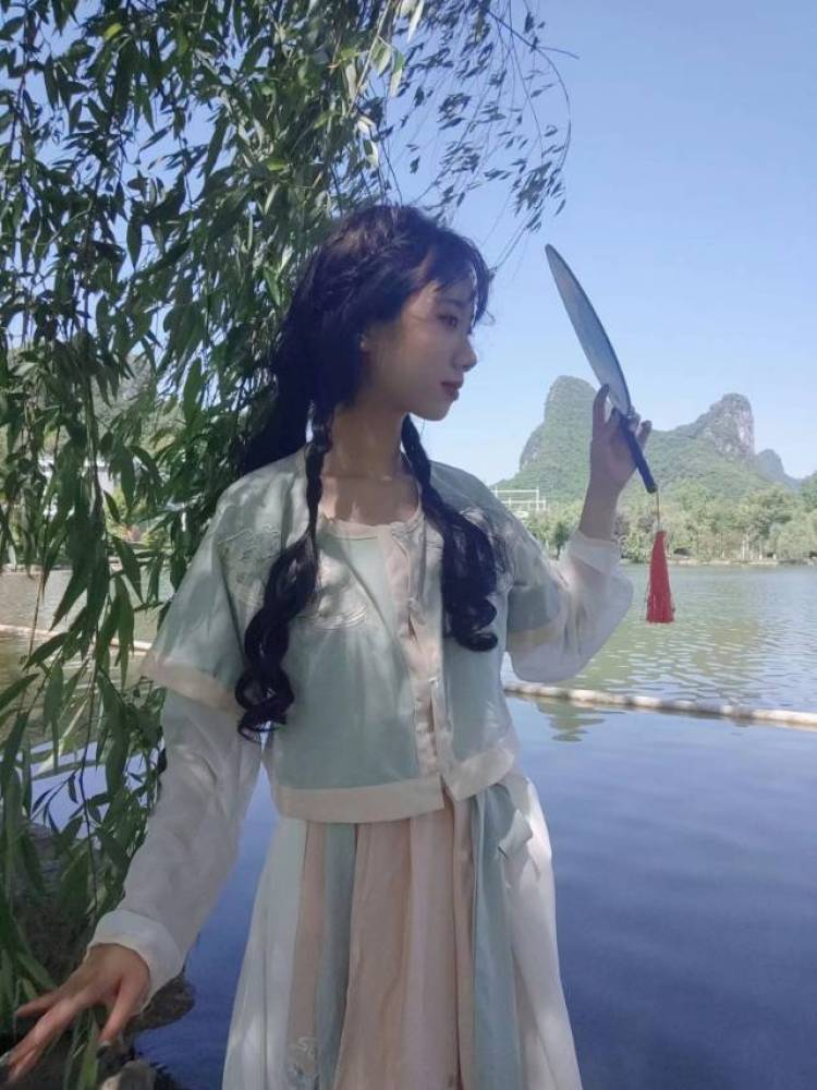 碳烤大白鹅-广西壮族自治区·崇左市·天等县--有较多拍照经验,会修图,时间较为充裕。三坑擅长者。身高155,体重80。