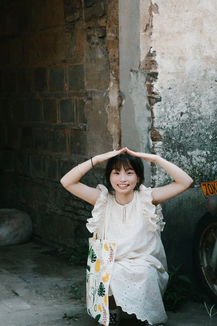 cutee-湖南省·长沙市·长沙县--我是一名在校大学生 对拍照比较感兴趣 可接寄拍 长相可爱 乖乖的 小个子153 望合作