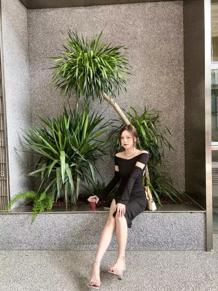 yamy-湖北省·荆州市·沙市区--自己平时就很喜欢拍照,去一些网红店打卡,有一定的审美,会修图,一般都是原相机出图多,身高165 体重95 可接一些衣服、假发、首饰之类的