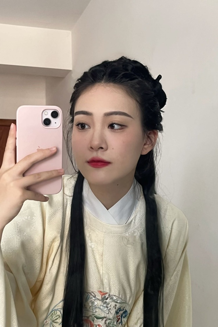Stella-陕西省·西安市·雁塔区-抖音，某红薯，微博-喜欢运动，爱好汉服文化。平时有空会自己做汉服妆造出去拍照，也会p图，也会穿常服去探店拍照
