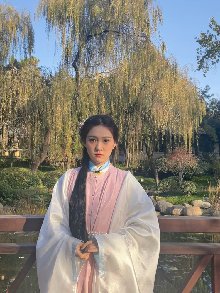 Stella-陕西省·西安市·雁塔区-抖音,某红薯,微博-喜欢运动,爱好汉服文化。平时有空会自己做汉服妆造出去拍照,也会p图,也会穿常服去探店拍照