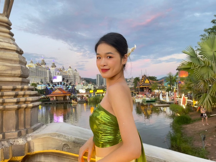 阿芙乐尔-广西壮族自治区·南宁市·西乡塘区-抖音、微博、某红薯-身高168体重50公斤，喜欢拍照，会修图，舞蹈专业毕业，可以接有关女装衣服饰品配件之类的