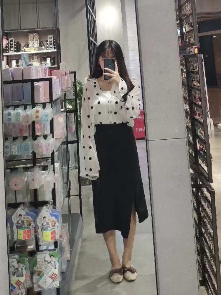 橘子汽水-江苏省·南通市·如皋市--身高168,体重120,肩宽微胖女孩,平时买到显瘦的衣服就喜欢拍拍拍,照片都是手机原相机拍摄,用于买家秀很真实,不会被看出来是刷的哈哈哈哈,当然要p图也可以,寄拍送拍都行,新手期待第一单(≖‿≖)✧