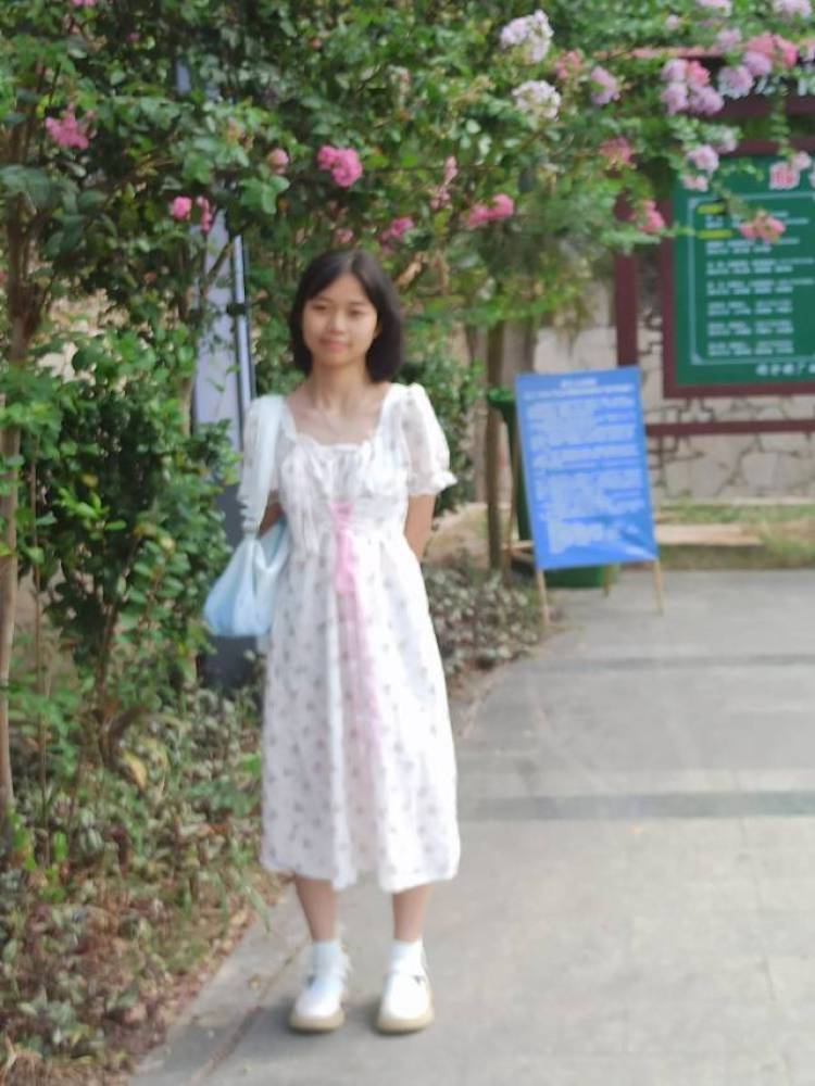 やあ-广西壮族自治区·梧州市·藤县--本人身高155,体重82斤 平时喜欢拍照记录生活 会修图 ,会唱歌和画画 有需要的朋友们可以找我合作,接寄拍和送拍