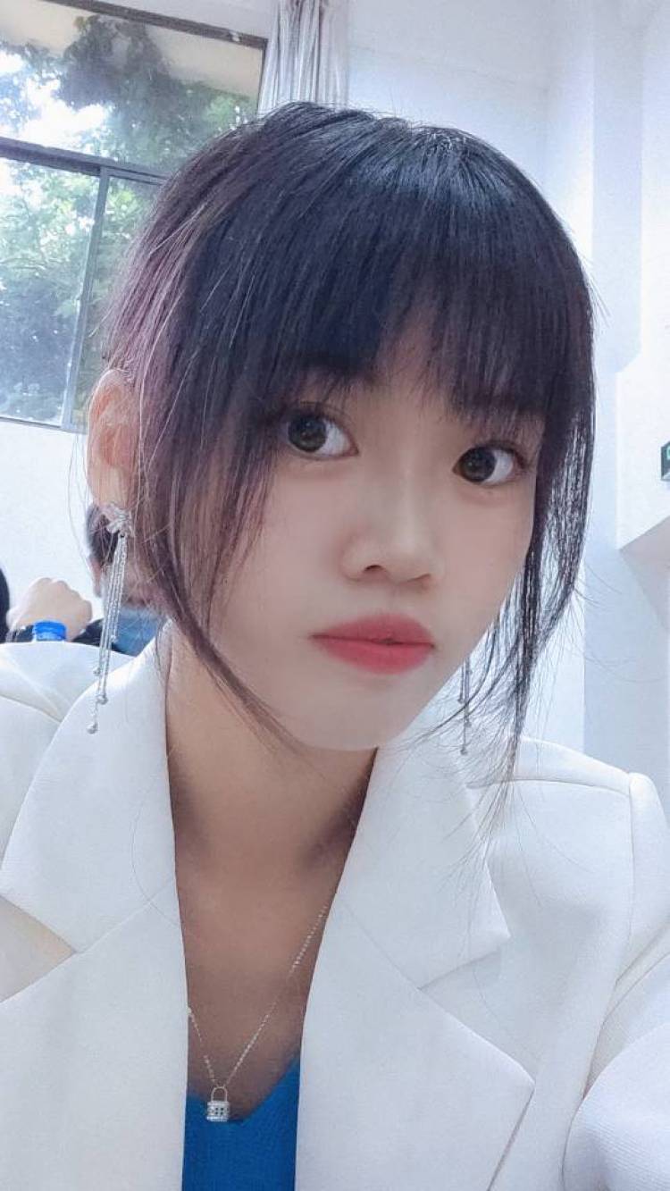 快乐兰兰-云南省·昆明市·嵩明县-抖音-学生,身高156体重38,什么风格的衣服都尝试过,可甜可辣,jk裙子会拍的更好。