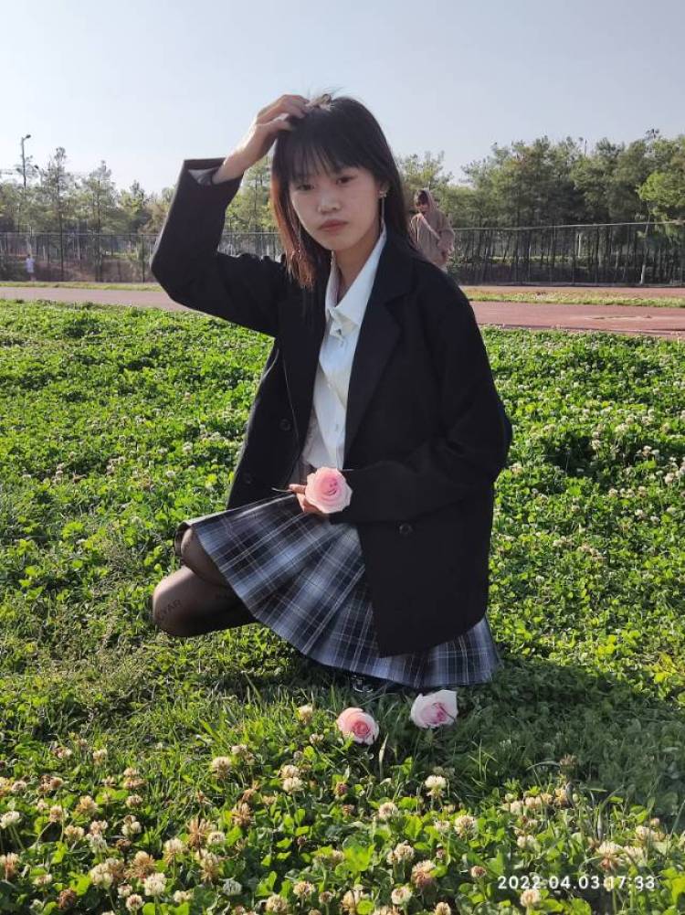 快乐兰兰-云南省·昆明市·嵩明县-抖音-学生，身高156体重38，什么风格的衣服都尝试过，可甜可辣，jk裙子会拍的更好。