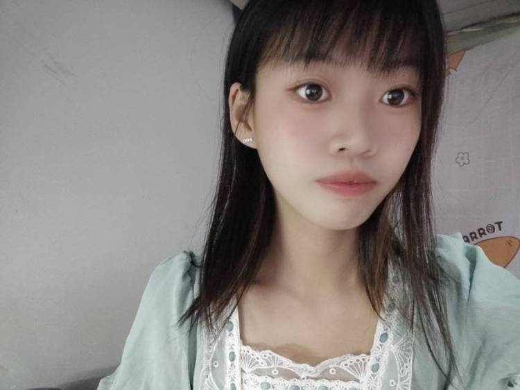 快乐兰兰-云南省·昆明市·嵩明县-抖音-学生,身高156体重38,什么风格的衣服都尝试过,可甜可辣,jk裙子会拍的更好。