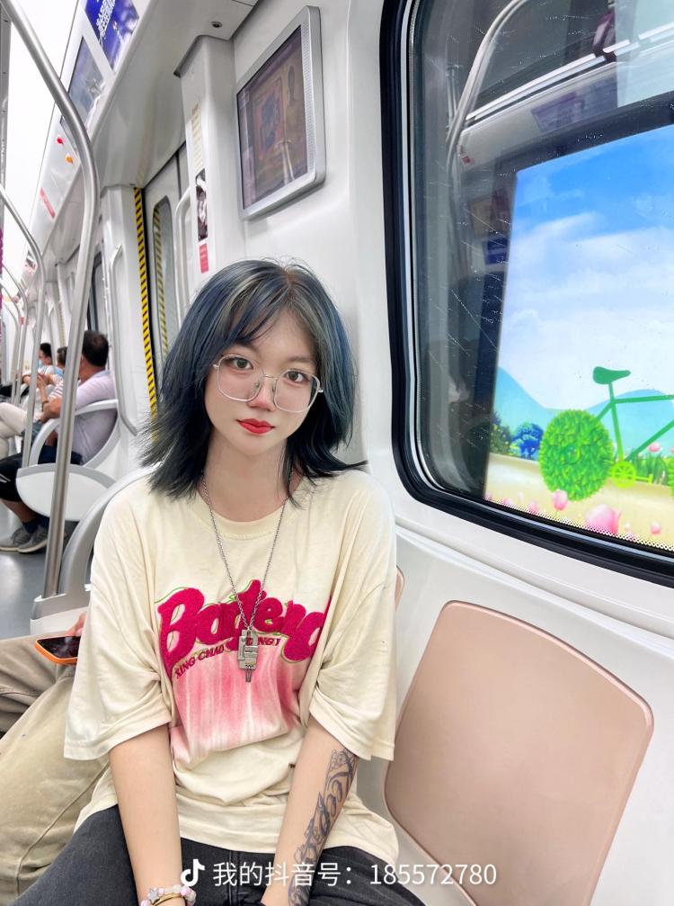 嗯-山东省·济南市·长清区-抖音-接寄拍,本人05年女高中生,165,100斤,微胖,各种软件都可,风格多变,愿意尝试多种风格,价格可商量
