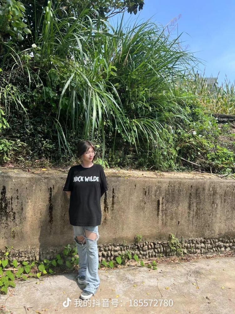 嗯-山东省·济南市·长清区-抖音-接寄拍,本人05年女高中生,165,100斤,微胖,各种软件都可,风格多变,愿意尝试多种风格,价格可商量