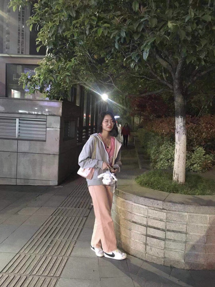 西洲-浙江省·金华市·东阳市--身高：165 体重：98斤左右
才艺：画画、p图
接寄拍、美妆