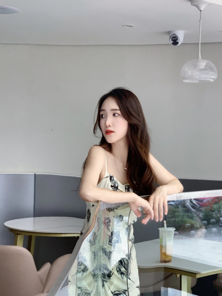 🌸秀秀🌸-湖南省·郴州市·汝城县--本人喜欢拍照,修图,喜欢跳舞,可接买家秀,寄拍服装,短视频拍摄等等……