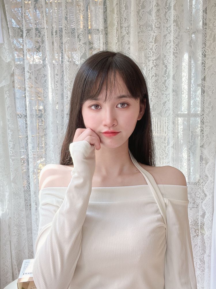 草莓🍓-江苏省·南京市·浦口区--我的兴趣爱好就是剪辑视频 拍照 接单范围:买家秀 种草 00后的小姐姐有很多想法