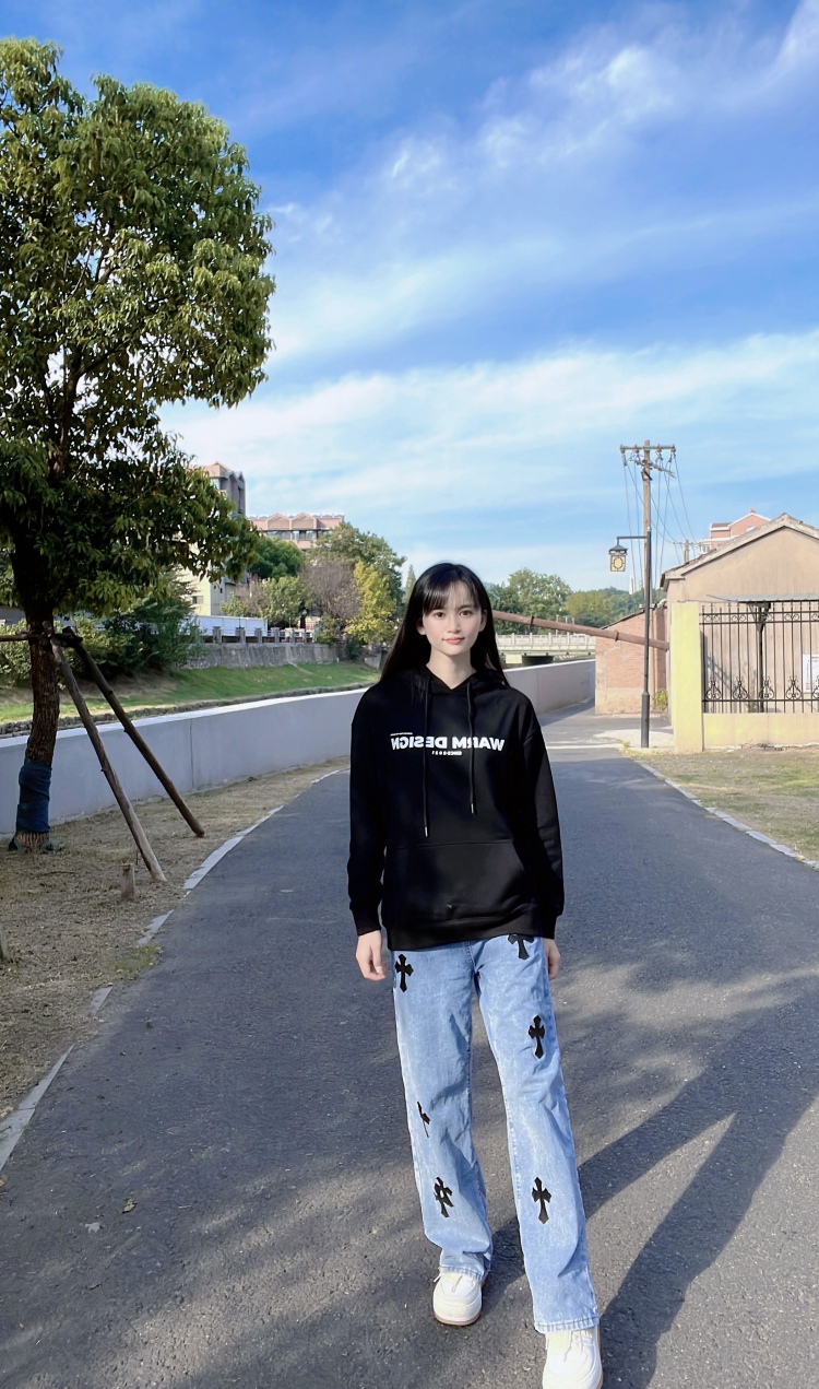 草莓🍓-江苏省·南京市·浦口区--我的兴趣爱好就是剪辑视频 拍照 接单范围:买家秀 种草 00后的小姐姐有很多想法