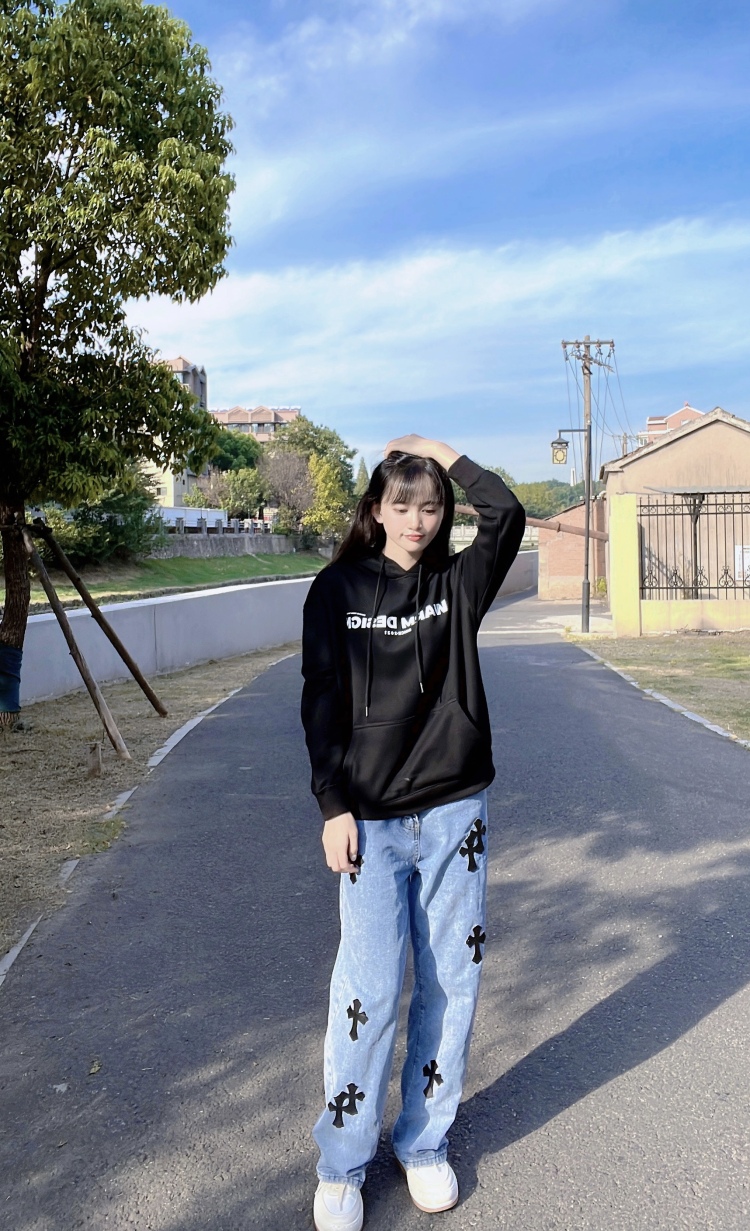 草莓🍓-江苏省·南京市·浦口区--我的兴趣爱好就是剪辑视频 拍照 接单范围:买家秀 种草 00后的小姐姐有很多想法