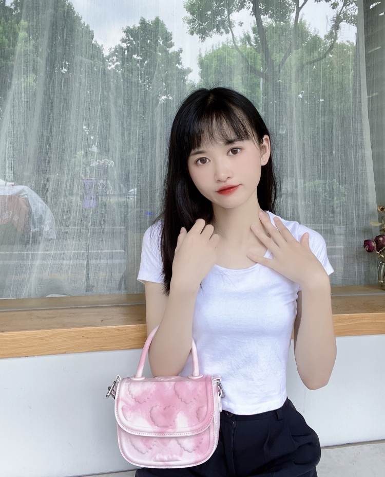 草莓🍓-江苏省·南京市·浦口区--我的兴趣爱好就是剪辑视频 拍照 接单范围:买家秀 种草 00后的小姐姐有很多想法