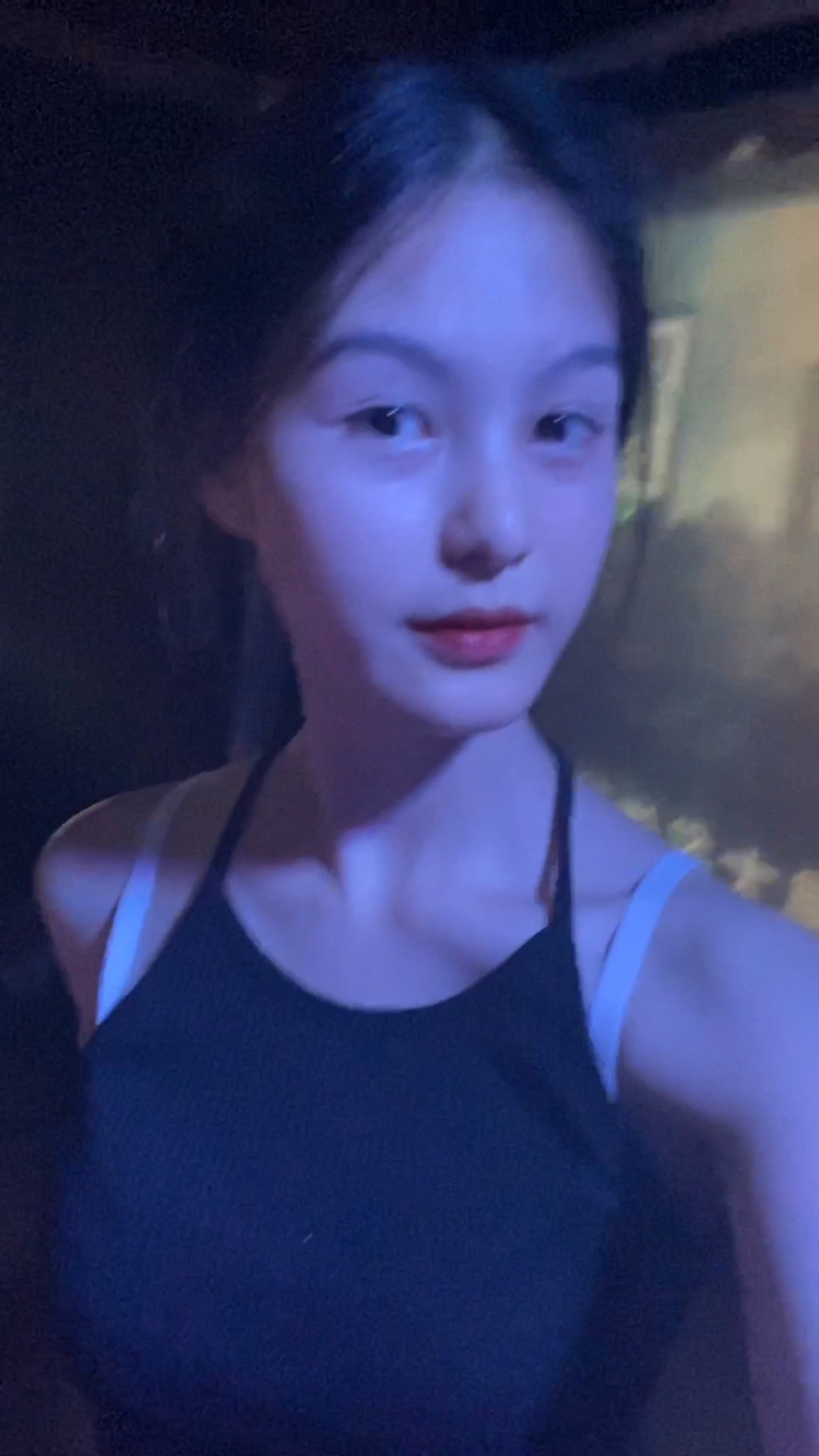 秋天不回来-湖南省·怀化市·沅陵县-某红薯-人美心善 接寄拍 出图质量好 好讲话 心平气和大美女一个 爱打游戏逛某宝 支持照片/视频 提的要求多也是可以接受的 希望合作愉快🤝